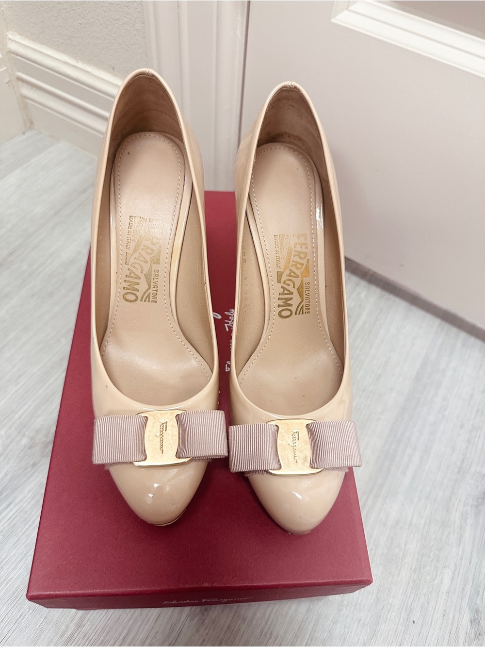 Salvatore Ferragamo Beige Patent Leather Vara Bow Pumps - Picture 2 of 7